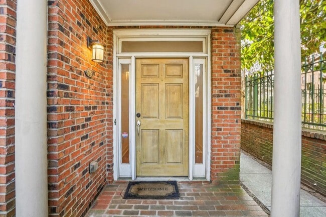 Photo - 689 Bonaventure Ave NE