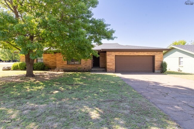 Building Photo - 501 W Texas Ave