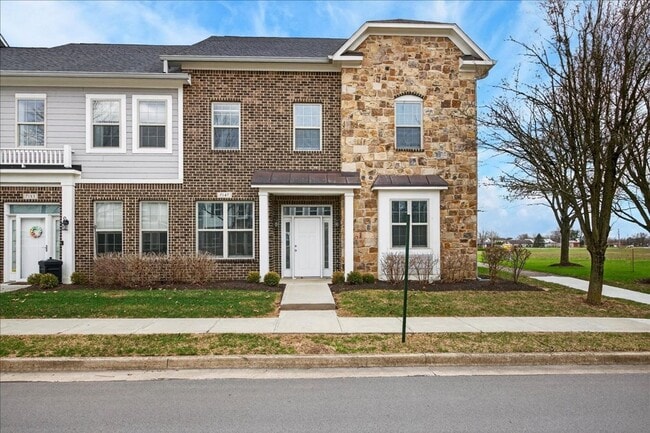 Building Photo - 7147 Governor's Row - $2,625.00/mo.