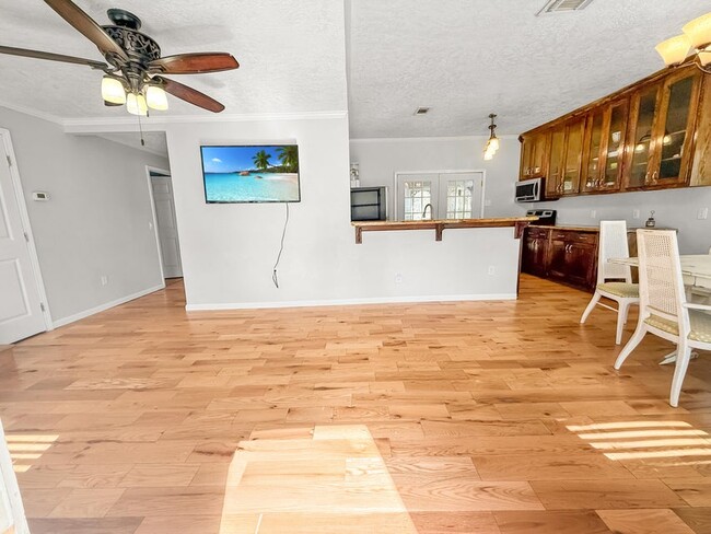 Photo - 303 Knapp St