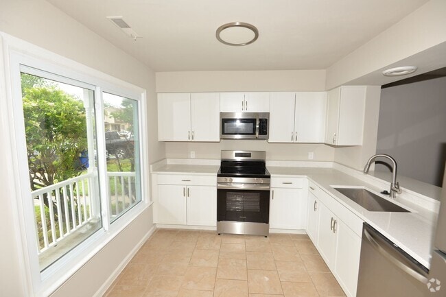 Building Photo - Renovated Townhome for Rent