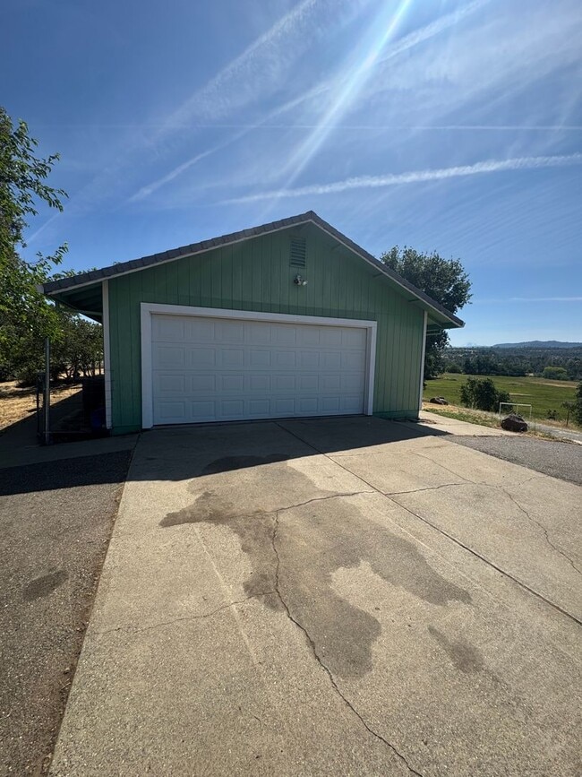 Photo - 3 BEDROOM HOME IN COUNTRY SETTING