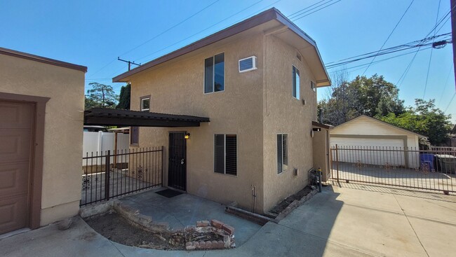 NOW AVAILABLE! 2 Bedroom back house in His... - NOW AVAILABLE! 2 Bedroom back house in His...