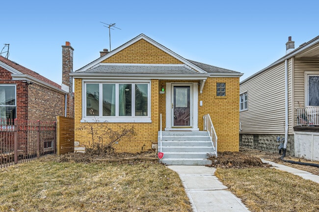 Building Photo - 6112 S Kilbourn Ave Rental