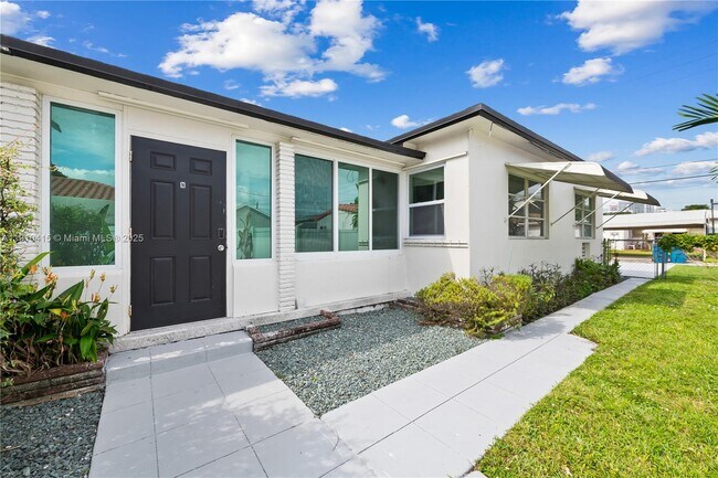 Building Photo - 1711 Funston St Unit 2