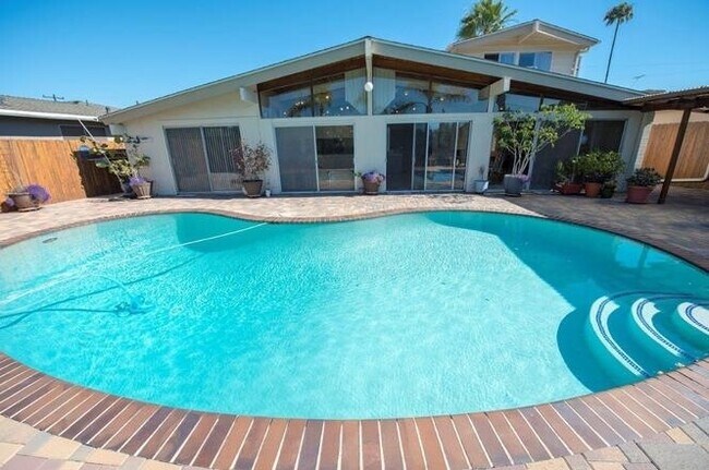 Photo - POOL house! BIG rooms! 8 Bedrooms