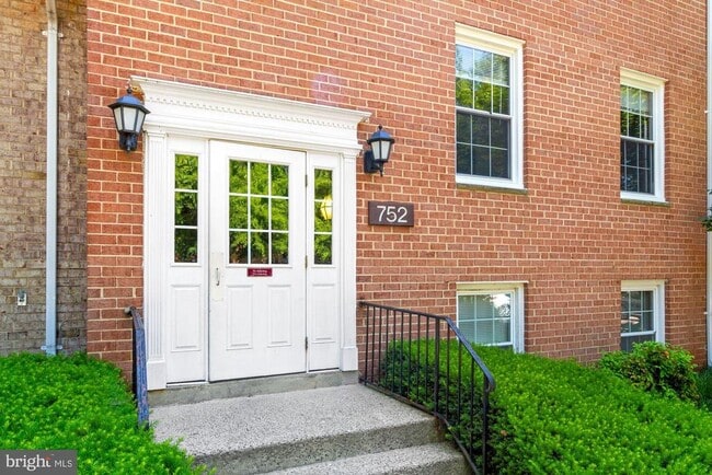 Photo - 752 Quince Orchard Blvd Apartment Unit 752-T1