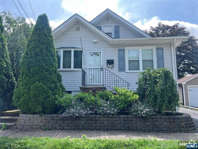 Building Photo - 12-72-72 5th St Rental