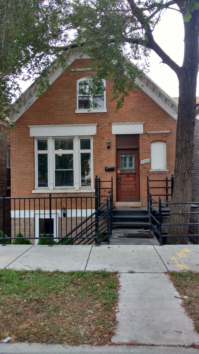 Building Photo - 2325 W 23rd St Unit Garden