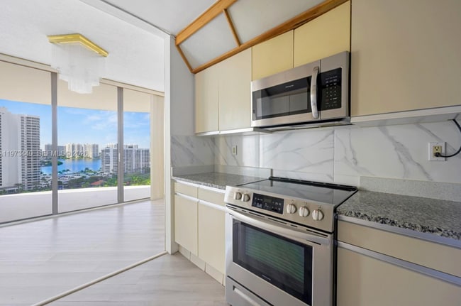 Building Photo - 19355 Turnberry Way Unit 15g