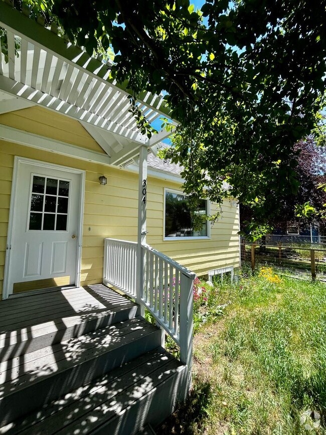 Building Photo - 304 S 12th Ave Unit B Rental