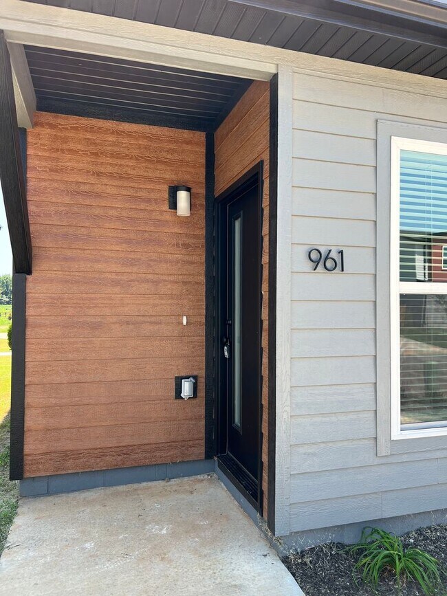 LIMITED TIME LEASE SPECIAL!! FIRST 2 MONTH... House House Rental in