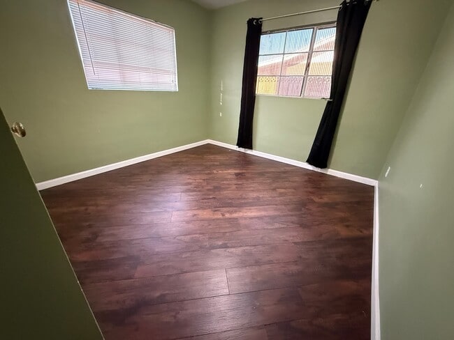 Photo - 1634 E 12th St