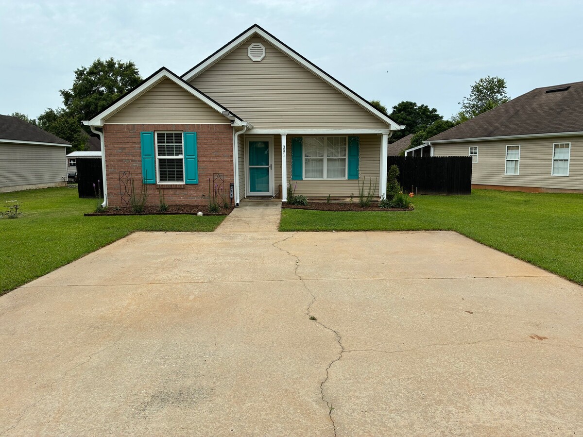 Photo - 301 Strawbridge Ln