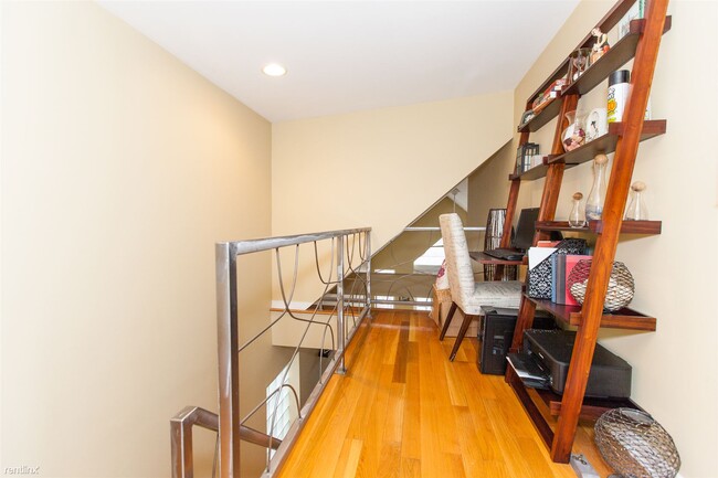 2 br, 2 bath Condo - 928 N Wood St - 2 br, 2 bath Condo - 928 N Wood St