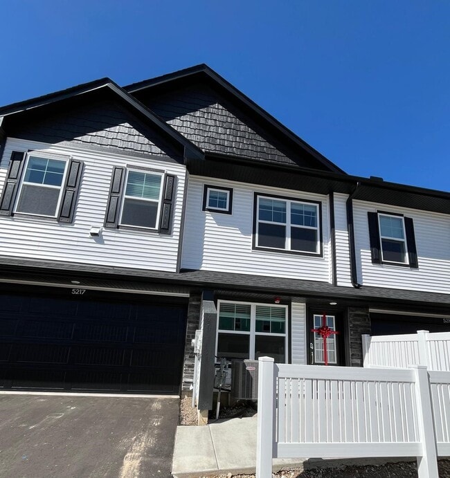 Building Photo - 5217 Long Pointe Pass