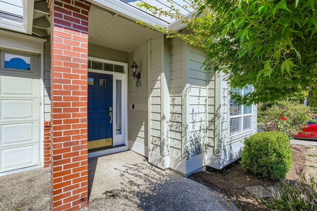 Photo - Spacious Bethany Home with Attached Garage, Fenced Yard, Washer/Dryer Included