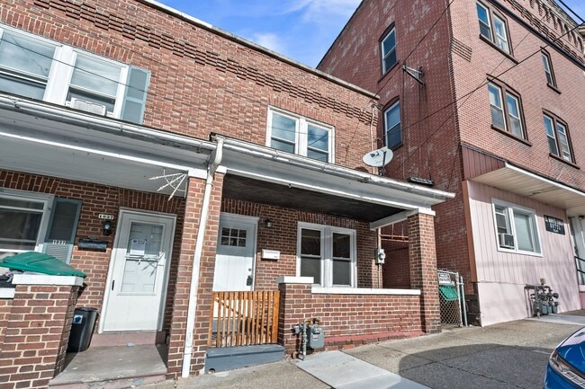 Building Photo - Spacious and charming 3-bedroom, 1.5-bath home available for rent in Bethlehem PA