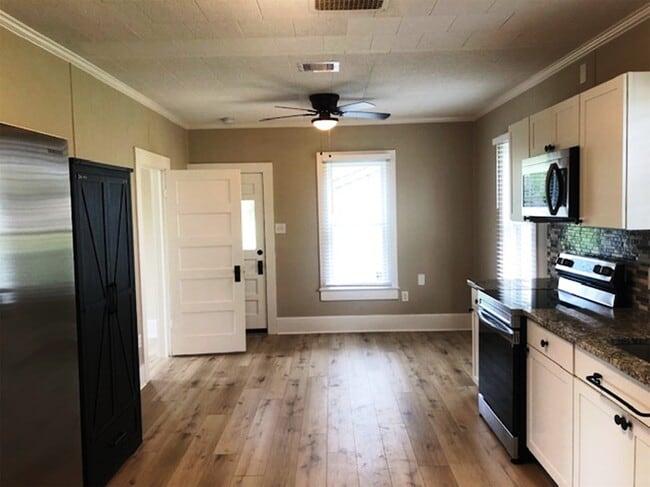 Photo - 3022 School St