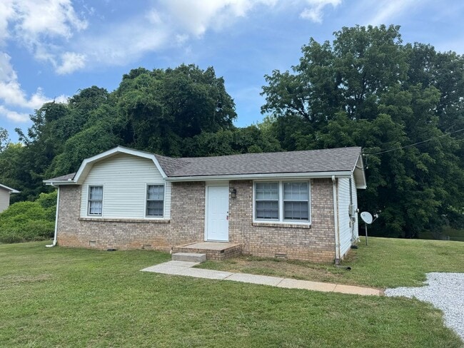 Building Photo - Great location 3 bedroom 1 bath home near ...