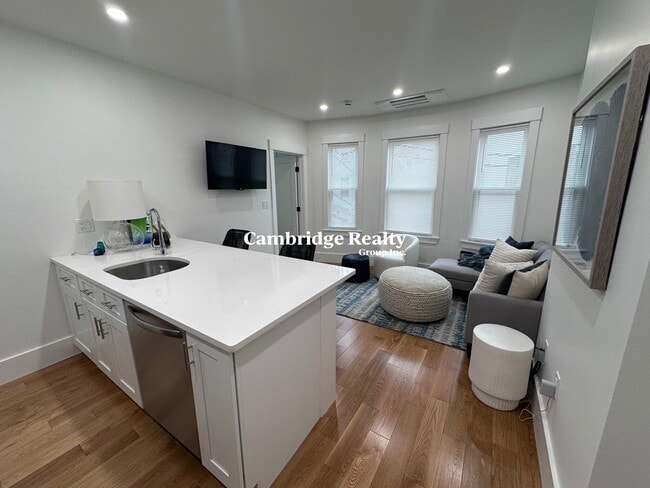 Building Photo - 401 Columbia St Unit 1T