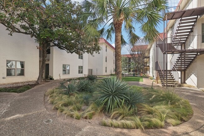 Photo - 203 W 39th St Unidad 109