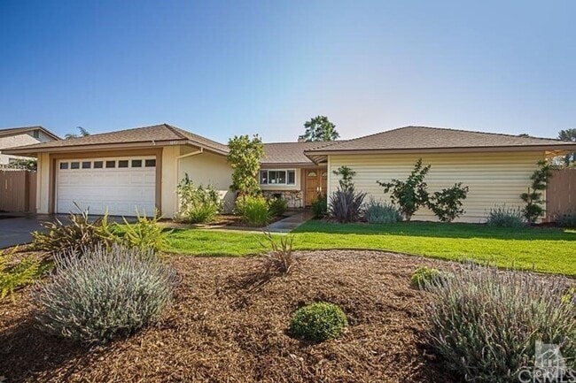 Located on a tree-lined street is this met... - Located on a tree-lined street is this met... Casa
