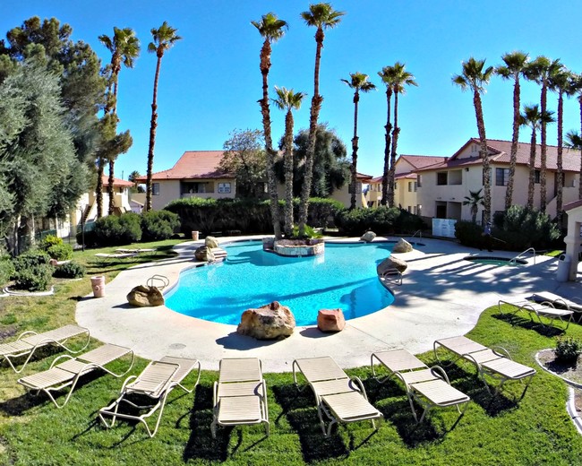 Main Pool - Talésai Apartments