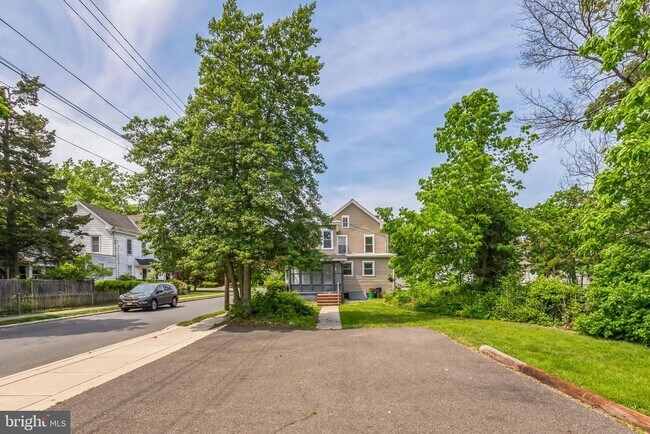 Photo - 128 W Broad St