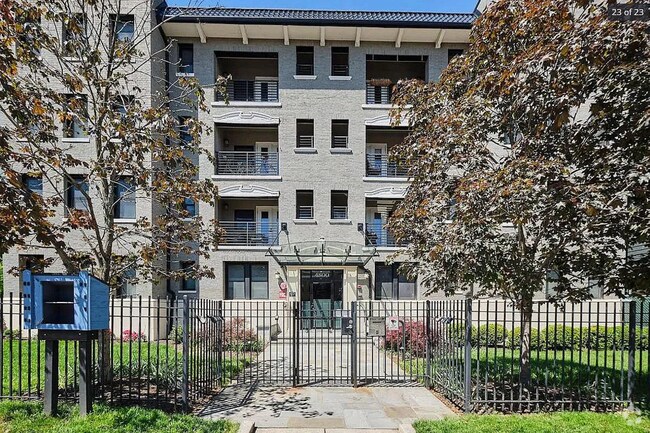 Building Photo - Amazing 2 BR/1 BA Condo in Clayton!