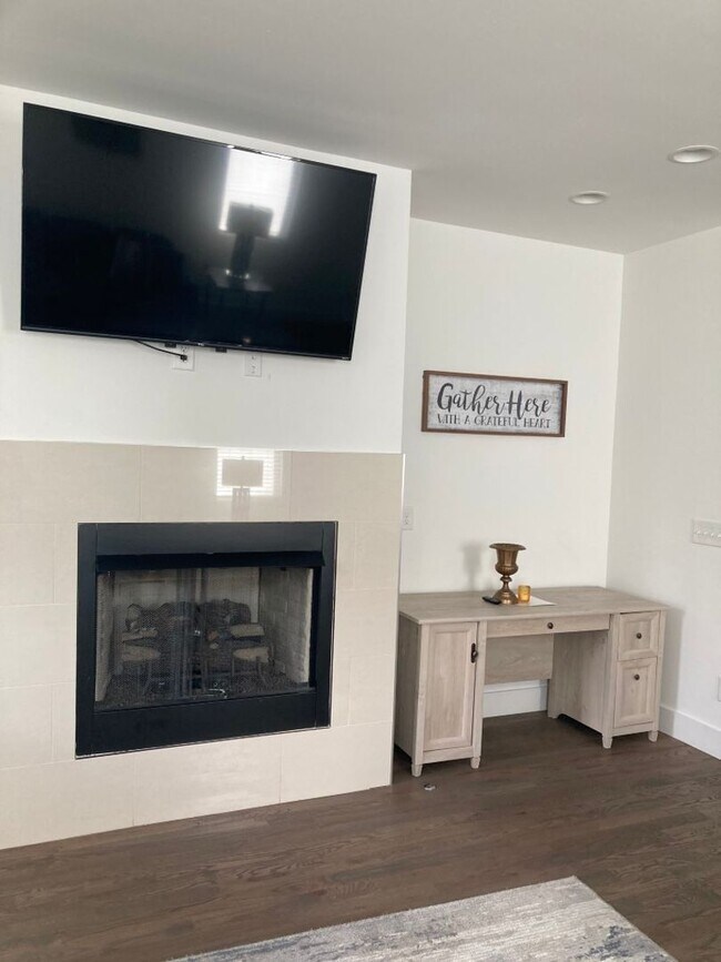 Photo - 4BR Townhome - Minutes from Oracle Campus