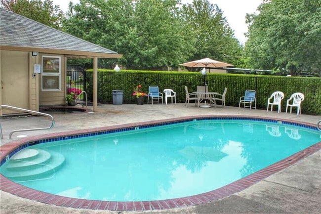 Seasonal Swimming Pool - Village Place