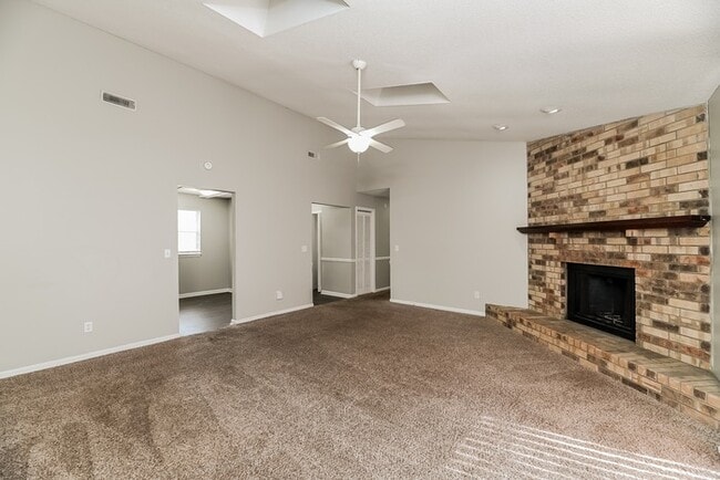 Photo - 405 Crestwood Dr