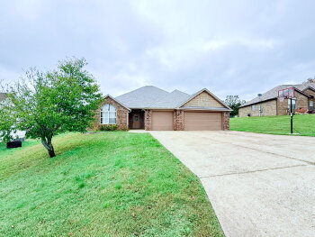 Building Photo - Amazing 4BR House with 3 Car Garage