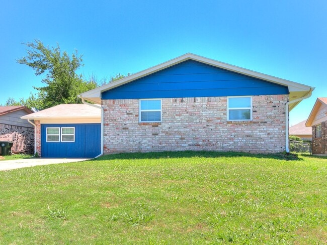 Building Photo - 4 Bedroom/2 Bath home with fenced yard.