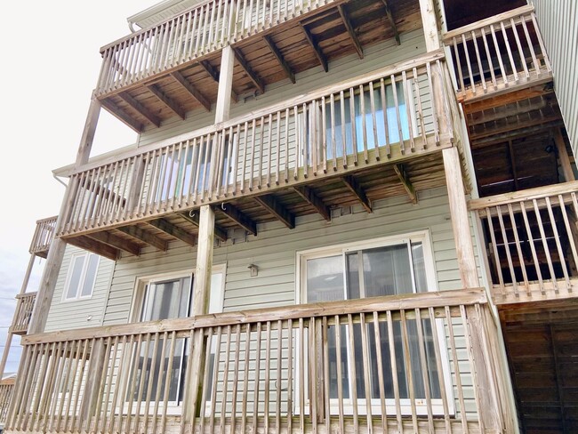 BEACH LIVING!! Gorgeous 2BD/2BA Condo at t... - BEACH LIVING!! Gorgeous 2BD/2BA Condo at t...