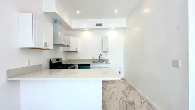 Photo - 16023 Wyandotte St