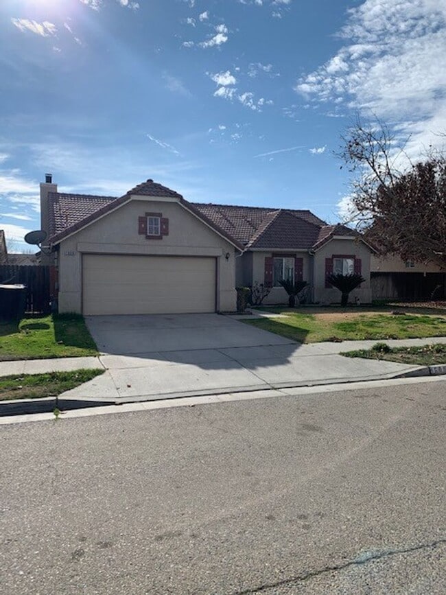 4 Bedroom 2 Bath Home Available Now! - 4 Bedroom 2 Bath Home Available Now!