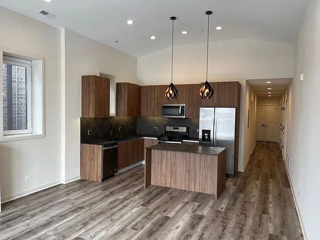 Photo - 790 E Irving Park Rd