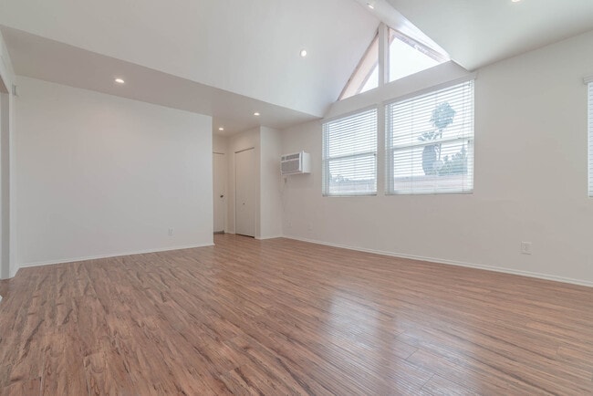 Photo - 1439 S Point View Street