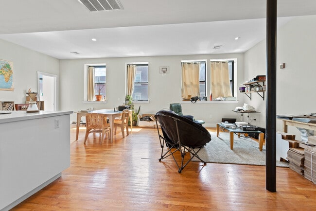 Photo - Noah at 4th and Broadway