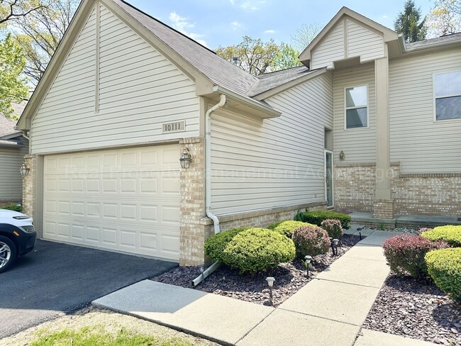 Beautifully Updated 2-Bedroom Townhouse w/... - Beautifully Updated 2-Bedroom Townhouse w/...