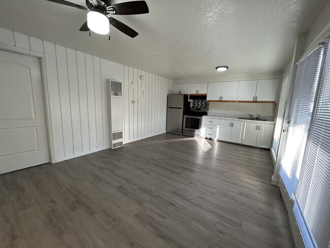 Photo - 951 N Redwood Rd Unidad #4