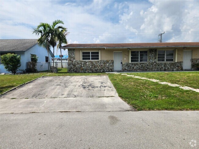 Building Photo - 1806 SW 97th Ave Unit 2 Rental