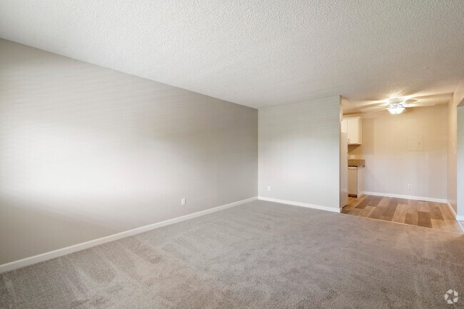 1BR, 1BA - 595SF -Living Room