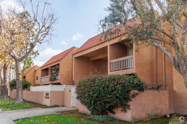 6600 Warner Ave - Villa Warner Condominiums