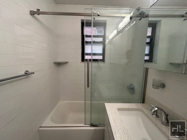 Photo - 5 AVENUE Unit 2C