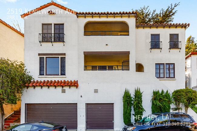 Spacious Spanish Duplex | Upper Two Bedroo... - Spacious Spanish Duplex | Upper Two Bedroo... Apartment