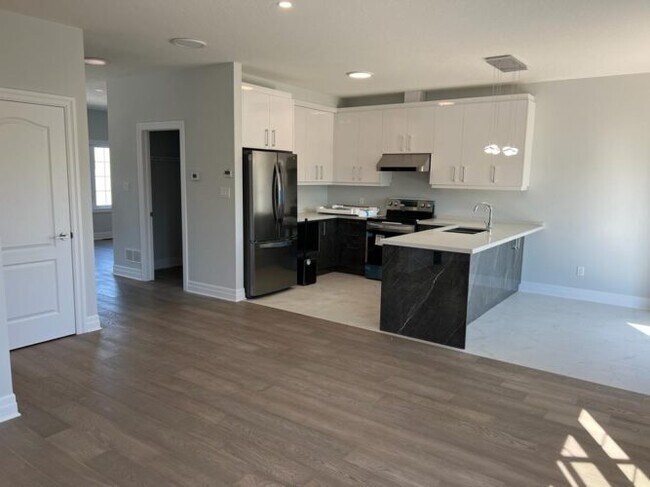 Photo - Beautiful 3+Den Townhouse * $2695+ * South...