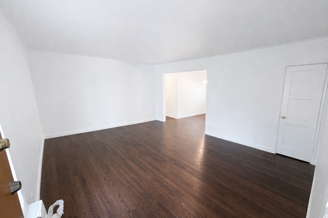 Photo - Remodeled 2BR in NoHo – Brand New Kitchen, 2 Parking Spaces, Walk to NoHo West Mall Unidad 11437 Oxnard St #6